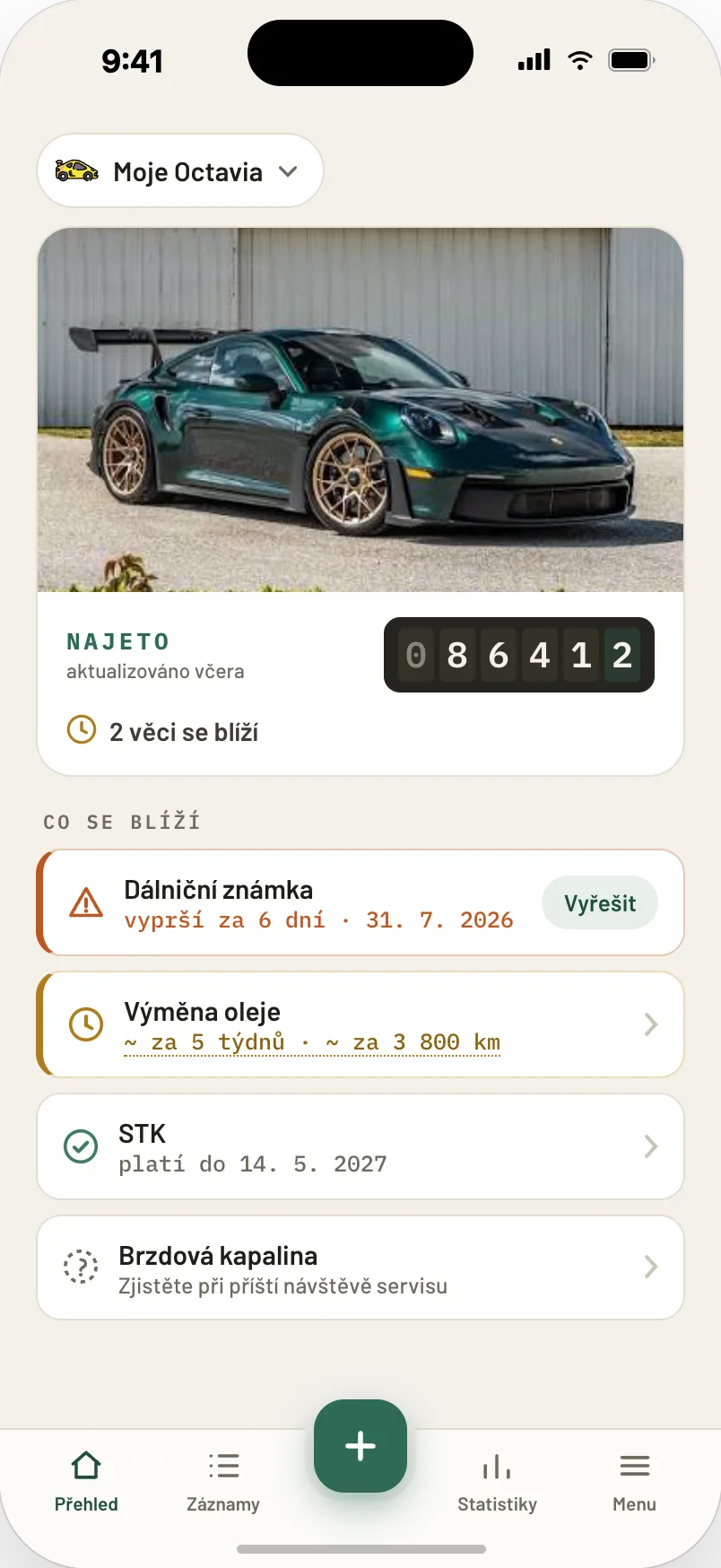 Dashboard aplikace s blížícími se termíny STK, výměny oleje a dálniční známky.