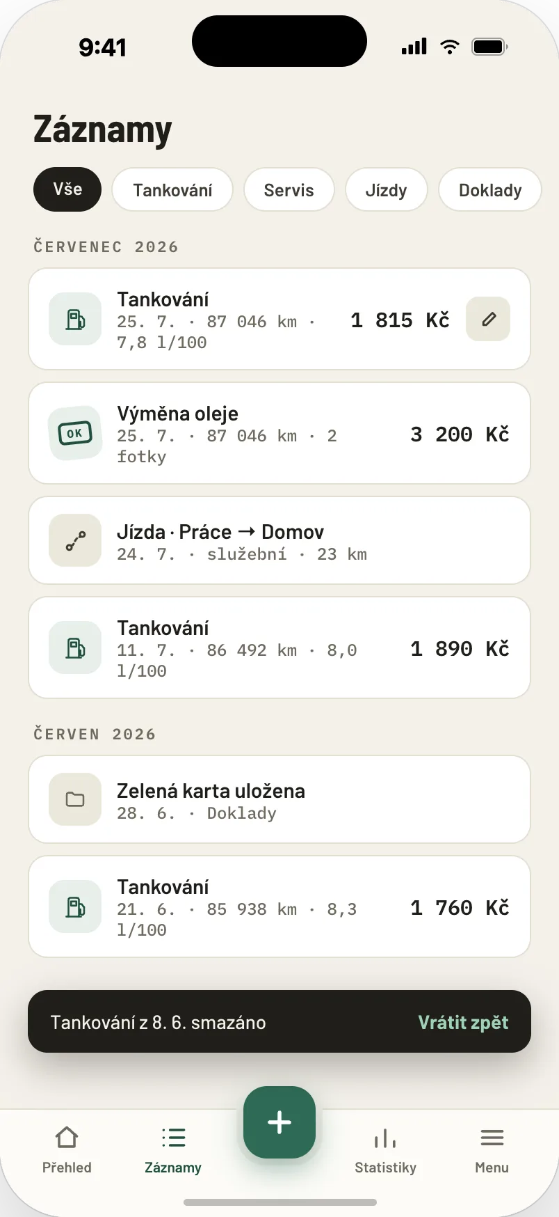 Servisní deník v aplikaci — seznam úkonů s datem, stavem tachometru a cenou.